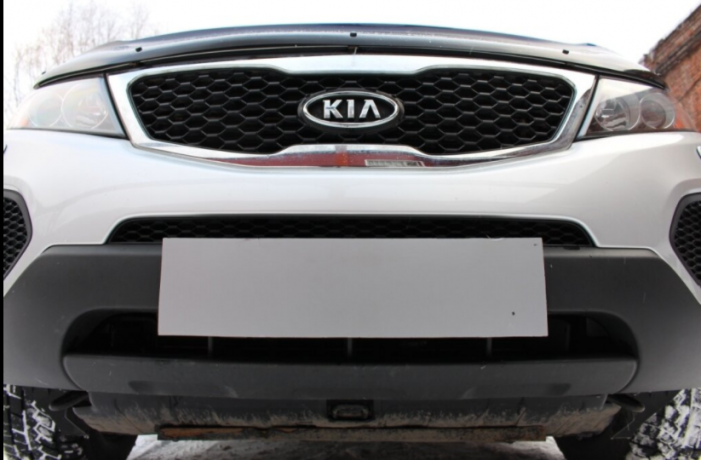 Защита радиатора "Standart" Kia Sorento (2009-2012) верх с вырезом под логотип, чёрная купить недорого с доставкой в Курган